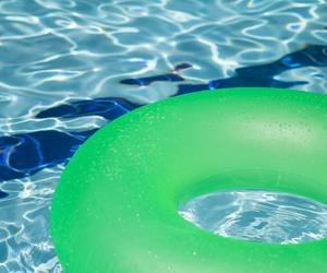 Afera o niestosowny strój 2-latki na basenie. Ratownik wyprosił ją z zajęć