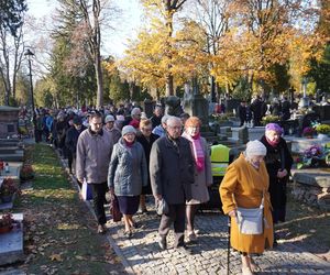 1 listopada na cmentarzu przy ul. Lipowej w Lublinie. Mieszkańcy odwiedzają groby swoich bliskich