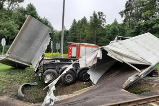Zderzenie pociągu z ciężarówką na przejeździe kolejowym w Przesławicach