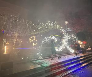 Betlejem Poznańskie 2023. Zimowe Fire Show na placu Wolności w Poznaniu