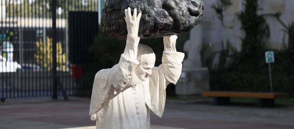 Rzeźba Jana Pawła II na dziedzińcu Muzeum Narodowego w Warszawie