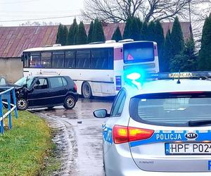 Zderzenie autobusu z dziećmi z volkswagenem! Fatalny wypadek pod Rawą Mazowiecką [ZDJĘCIA]. 