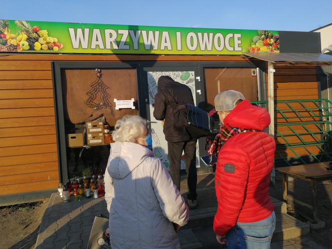 Napad w Ząbkach. Przed warzywniakiem, gdzie zginął sklepikarz gromadzą się mieszkańcy