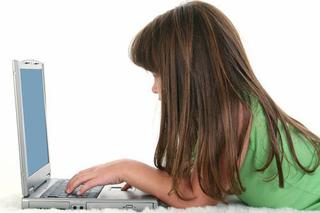 Dziecko, dziewczynka, komputer, pedofilia w Internecie