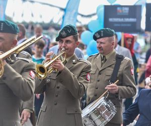 Kolorowa parada na otwarcie Dni Torunia. Przeszła przez serce toruńskiej starówki