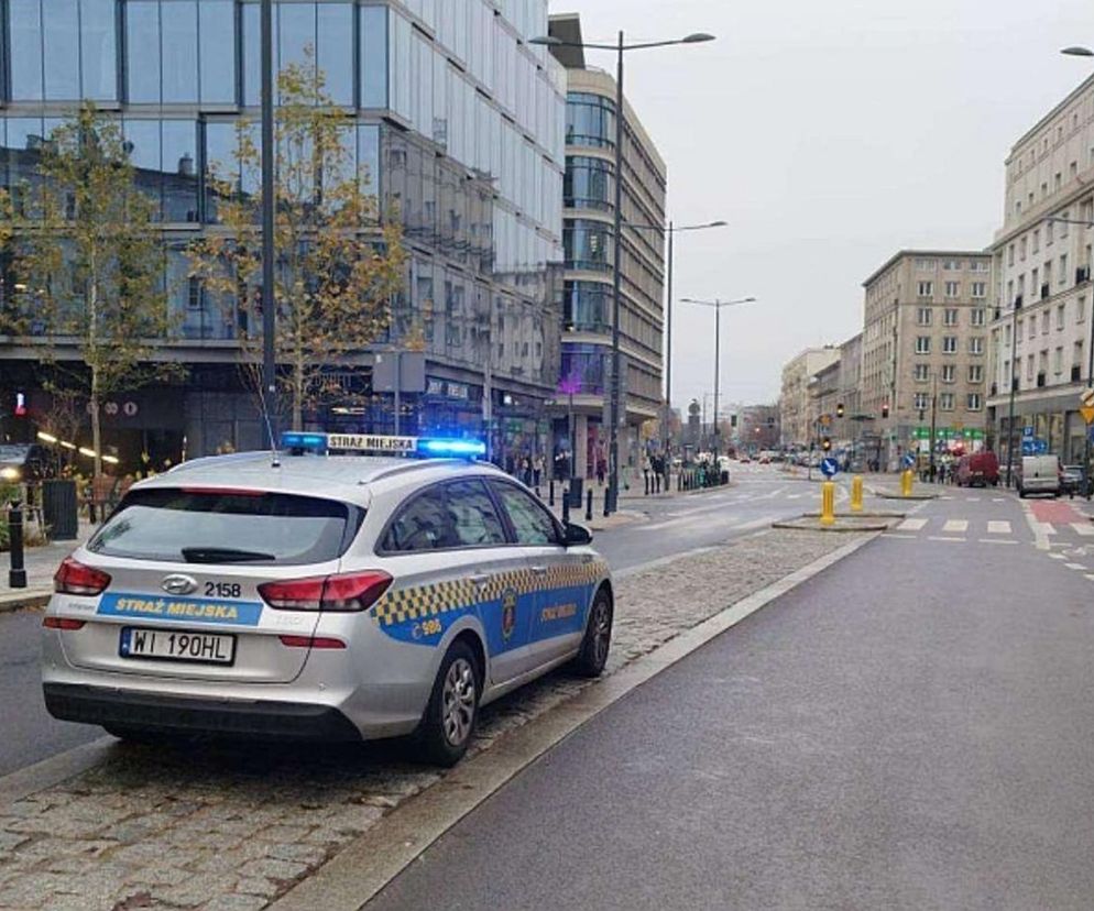 Samochód straży miejskiej na ulicach Warszawy