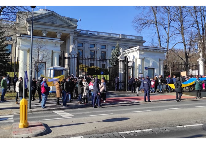 Warszawa. Przed Ambasadą Rosji w Polsce trwa protest przeciwko wojnie 