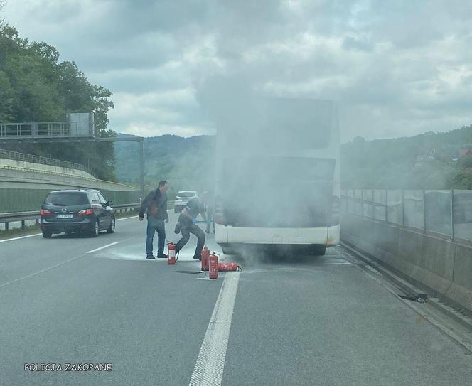 Autokar na zakopiance stanął w płomieniach. Na pomoc ruszył policjant z gaśnicą