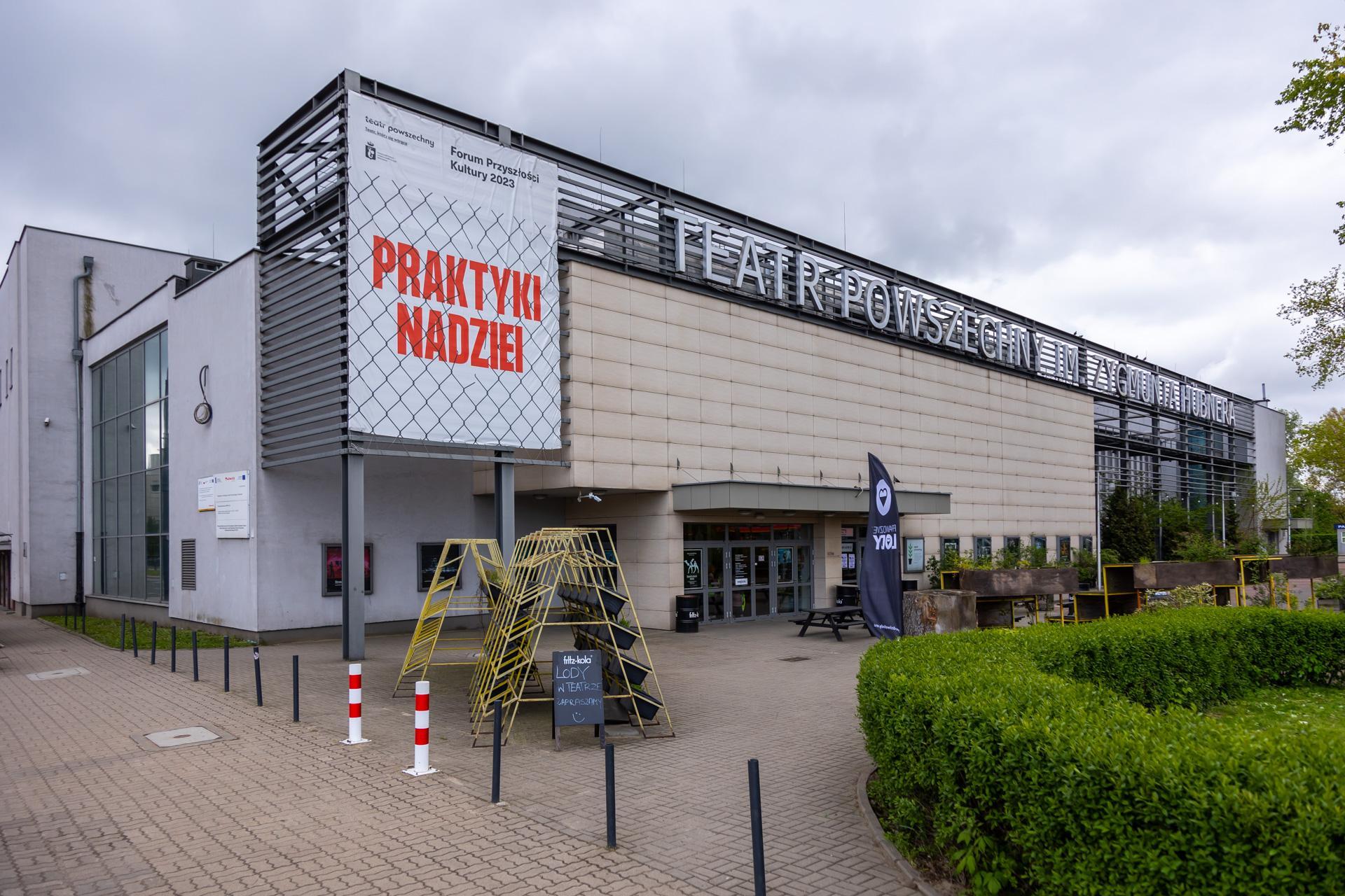 Teatr Powszechny w Warszawie (w tle budynek Pepsi, przeznaczony do rozbiórki) 