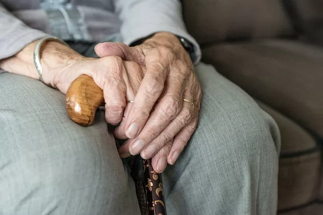 Uwaga na oszustki! Poodały się za pracownice ZUS i okradły mieszkankę Koszalina 