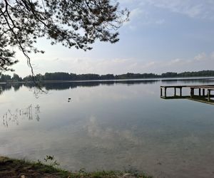 Spokojne wrześniowe popołudnie nad Jeziorem Bialskim w Białce