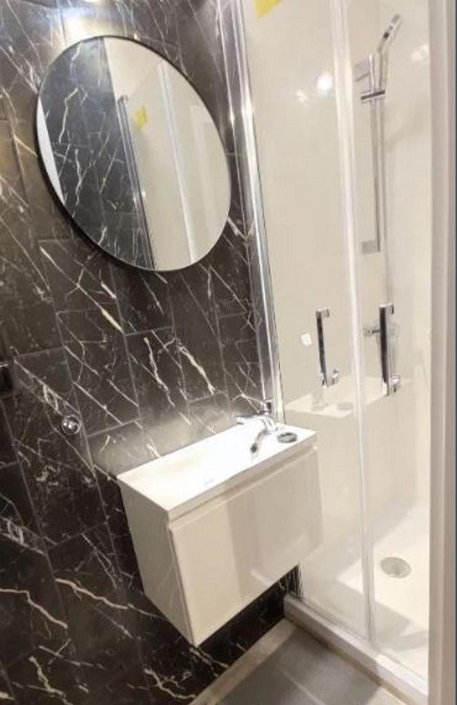 Nawet kojec dla psów jest większy niż to mieszkanie. Mikrokawalerka 8 mkw. do wynajęcia w Warszawie