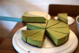Przepis na sernik matcha. Urzeka pięknym kolorem i przepysznym smakiem