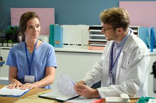 M jak miłość odc. 1703. pielęgniarka Laura (Klaudia Kulinicz), Arek Karnowski (Mikołaj Bartosiewicz)