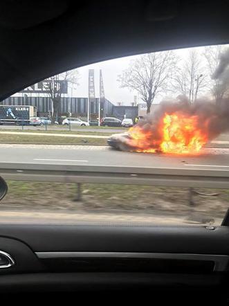 Płonie samochód w Katowicach! Co się stało? [ZDJĘCIA]