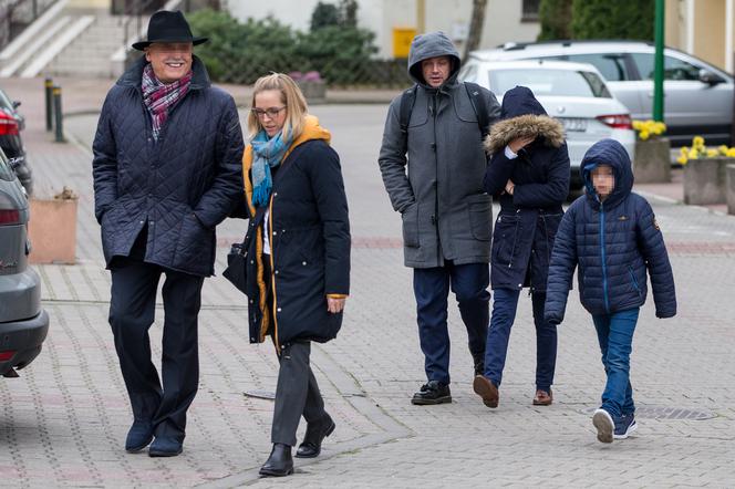 Rafał Trzaskowski jedzie z rodziną metrem na zaprzysiężenie