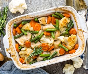 Polędwiczki z kurczaka pieczone z kalafiorem, zieloną fasolką i marchewką