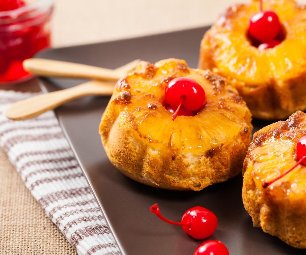 Kultowe ciasto w mini wersji. Babeczki odwrócony ananas będą hitem na każdym spotkaniu