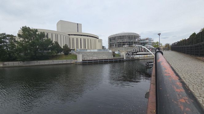 Szklana fasada Opery Nova nabiera kształtów. Rozbudowa wkracza w decydującą fazę!