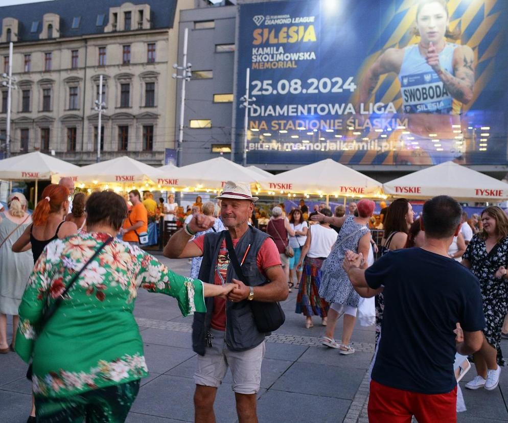 Potańcówka przed Teatrem Śląskim w Katowicach