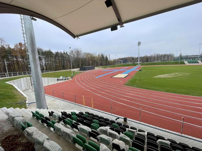 Ostatnie dni remontu stadionu w Starachowicach. Na bieżni pojwiły się tory