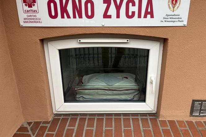 Malutki chłopiec w Oknie Życia w Gnieźnie. Chylimy czoła przed matką