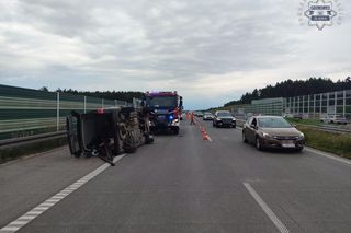 Armagedon drogowy w Śląskiem. Kolejny wypadek na A1. Dachował bus. Kilka osób trafiło do szpitala