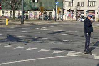 Kolizja zablokowała ruch na skrzyżowaniu. W rozpędzony radiowóz uderzył drugi samochód