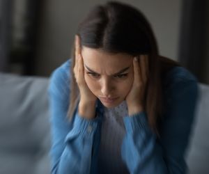 To jeden z pierwszych objawów udaru. Jeśli to widzisz, natychmiast wezwij pomoc