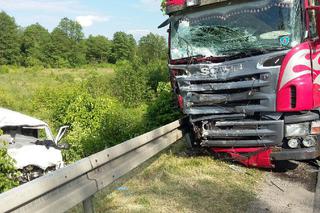 Mazowieckie: Ciężarówka, bus i auto zderzyły się na drodze. Makabryczny finał wypadku