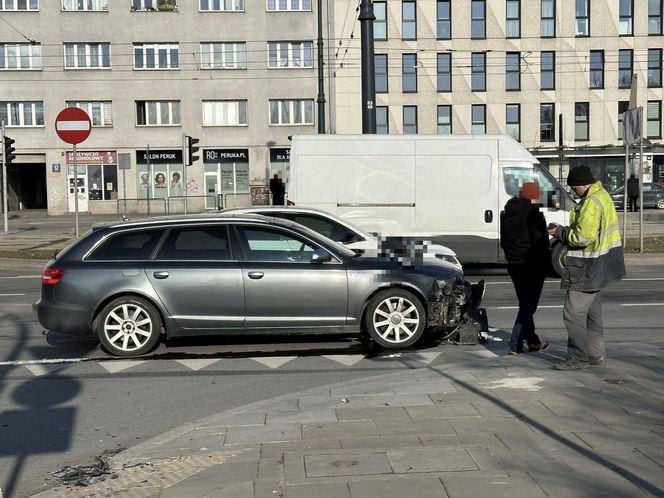 Kolizja zablokowała ruch na skrzyżowaniu. W rozpędzony radiowóz uderzył drugi samochód