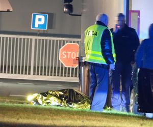 Kierowca toyoty nie przeżył potwornego uderzenia. Jego auto wbiło się w tył naczepy. Policjanci nie wykluczają jednego…