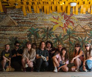 Czyszczenie mozaiki w Kiekrzu z bazgrołów