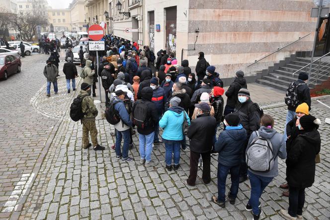 POTĘŻNE kolejki przed NBP w całej Polsce. Ludzie stoją po nowy banknot z Lechem Kaczyńskim [ZDJĘCIA]