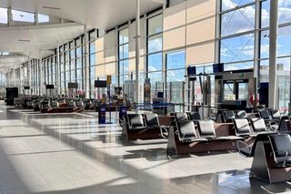 Pusta hala i niecodzienna cisza. Lotnisko we Wrocławiu zamknięte