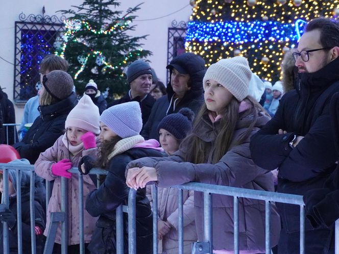 Na rynku w Tarnowie trwa koncert 33. Finału Wielkiej Orkiestry Świątecznej Pomocy. Tak bawią się mieszkańcy miasta