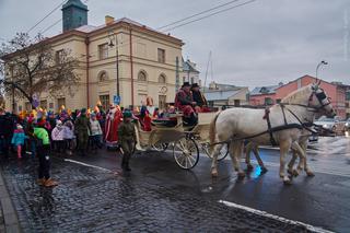 Setki Mikołajów w centrum miasta. Orszak św. Mikołaja w Lublinie