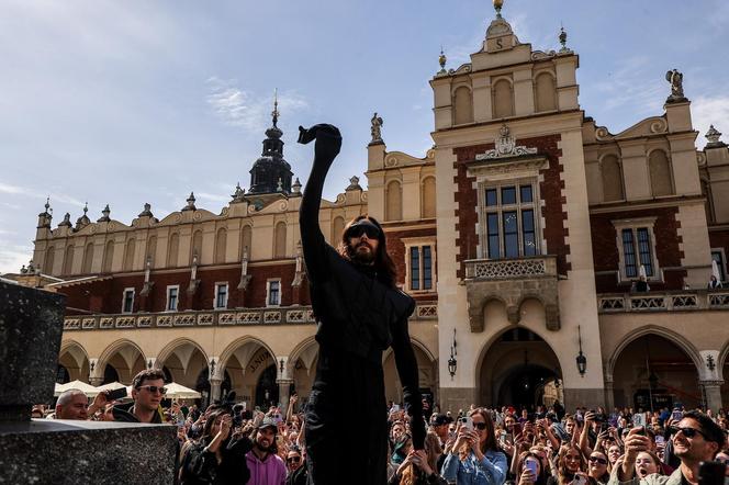 Jared Leto zagrał spontaniczny koncert pod pomnikiem Mickiewicza w Krakowie