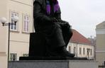 Mikołaj Kopernik w wełnianej czapce i szaliku. Astronoma ubrali licealiści!