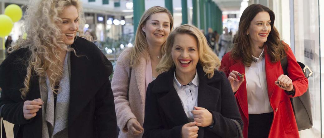 Przyjaciółki odcinek 110, Anka (Magdalena Stużyńska), Inga (Małgorzata Socha), Zuza (Anita Sokołowska), Patrycja (Joanna Liszowska)