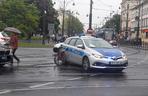 Wypadek w centrum Krakowa. Konsularne BMW potrąciło rowerzystę