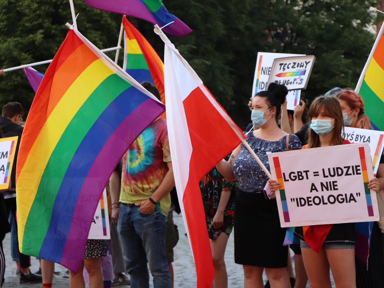 Toruń: Za nami demonstracja wspierająca osoby LGBT. Mocne słowa o Dudzie [WIDEO, ZDJĘCIA]
