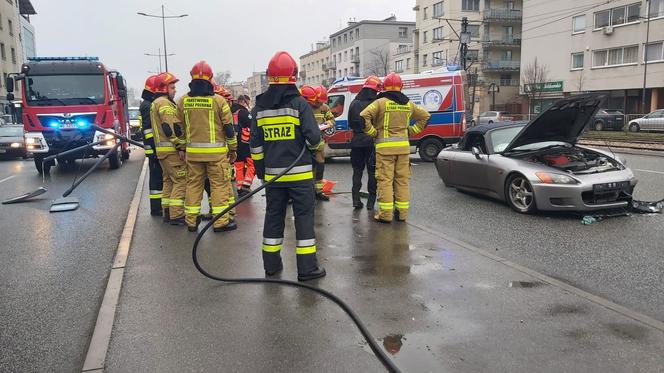 Roztrzaskał sportowe auto na latarni! Ogromny wypadek na Grochowie