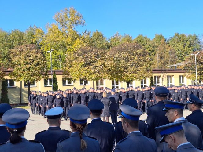 Uroczyste zakończenie szkolenia policyjnego w Katowicach. Ponad 200 nowych policjnatów