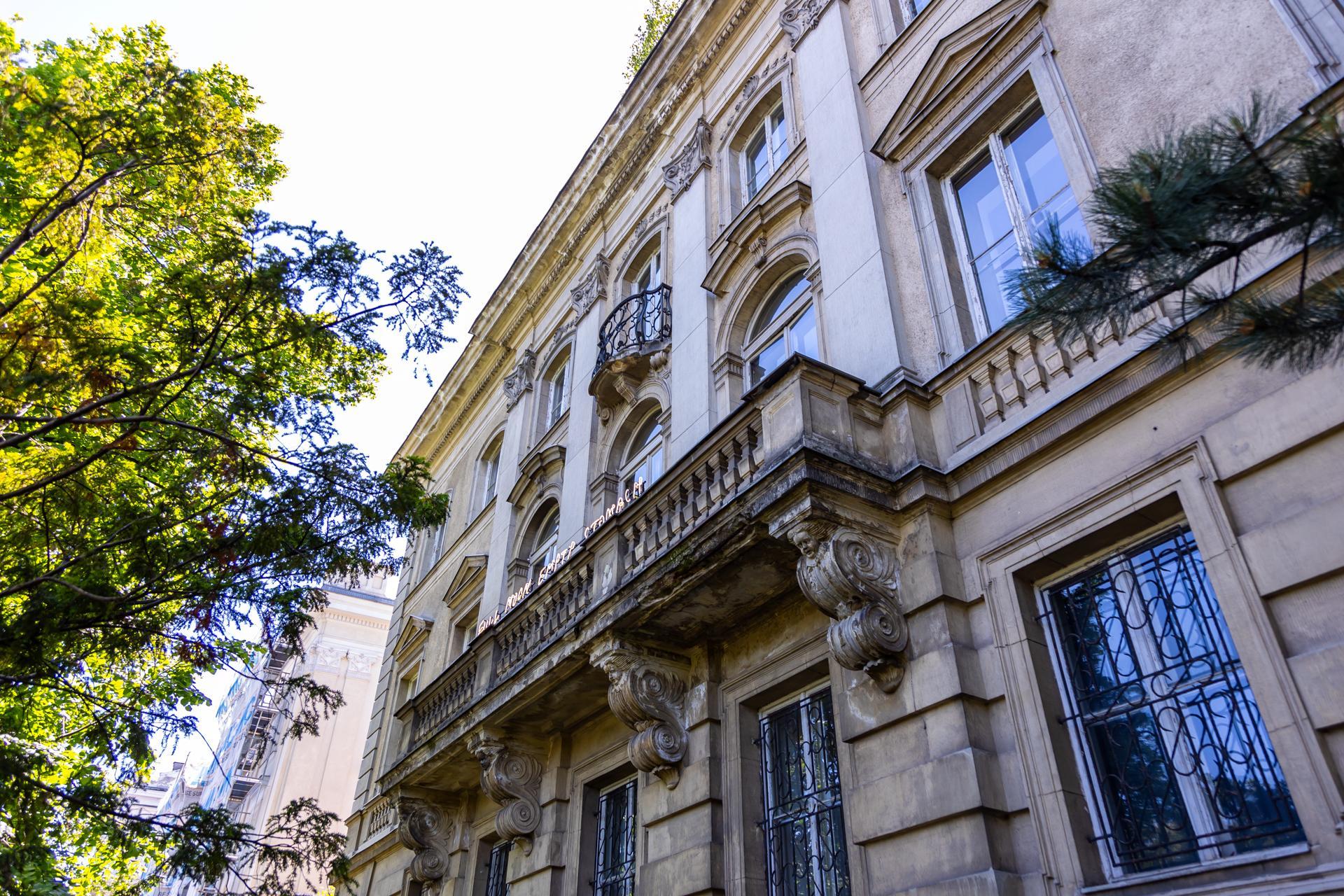 NADA Villa czyli Willa Gawrońskich w Warszawie - zdjęcia wnętrz zabytkowego pałacu i byłej ambasady