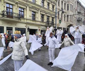 Kolorowy Orszak Trzech Króli w Łodzi. W centrum miasta pojawiło się mnóstwo osób [ZDJĘCIA]