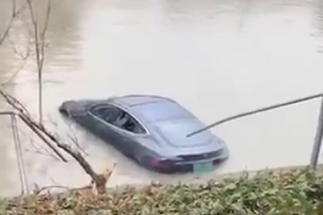 Wjechał Teslą Model S do rzeki