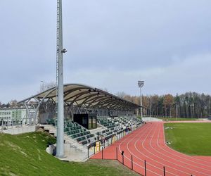 Ostatnie dni remontu stadionu w Starachowicach. Na bieżni pojwiły się tory