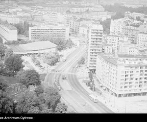 Widok z lotu ptaka na ul. Puławską. Po lewej Supersam