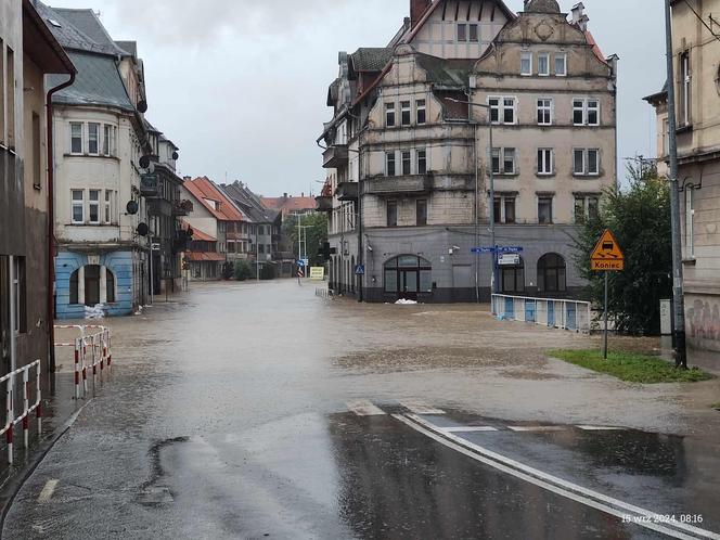 Krytyczna sytuacja w Kłodzku. "Okropnie leje, ulice i domy zalane, potrzebujemy pomocy"